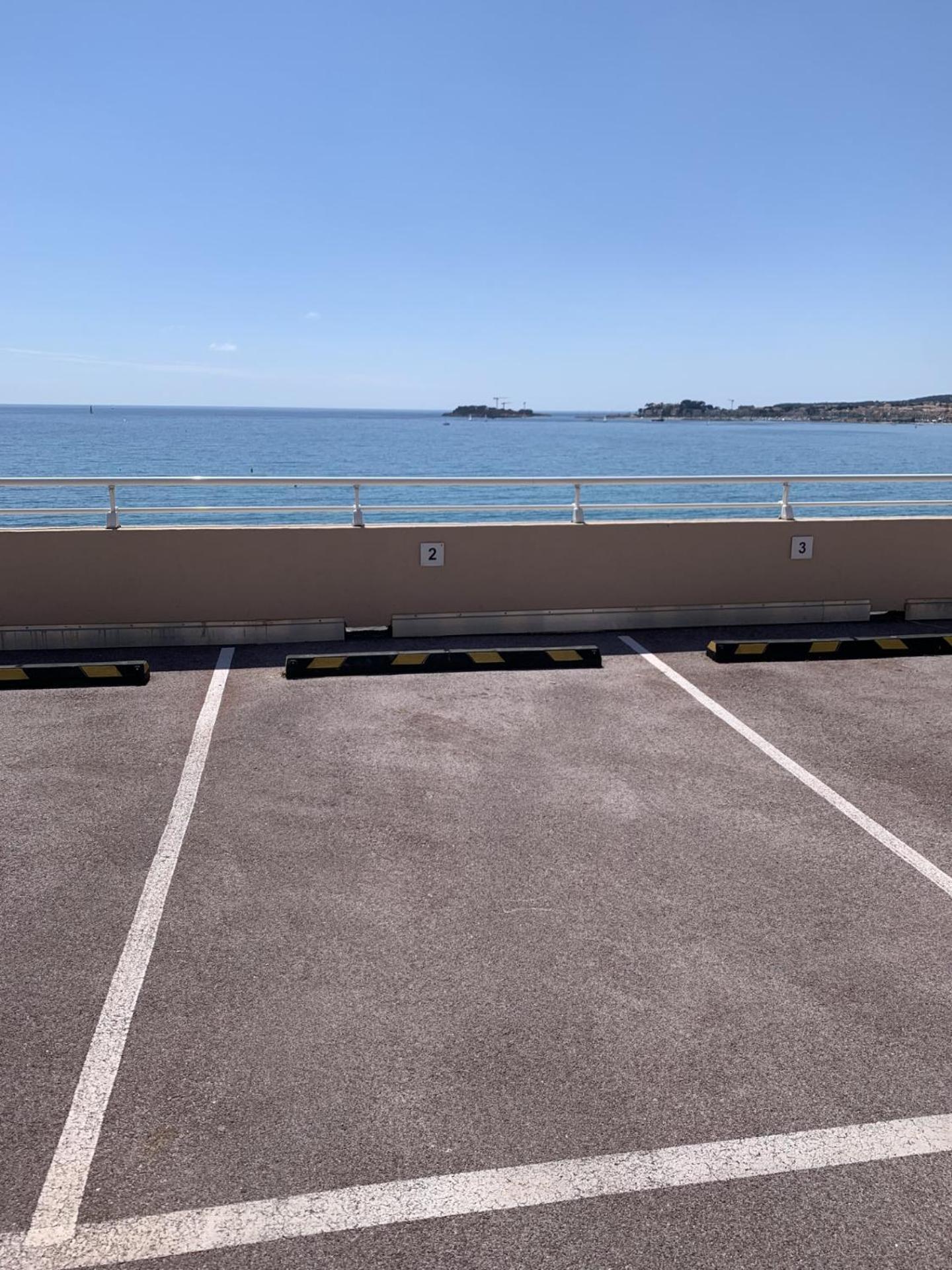 Les Pieds Dans L'eau * Sanary-sur-Mer